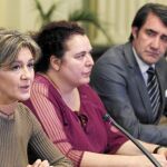 La ministra de Agricultura. Alimentación y Medio Ambiente, Isabel García Tejerina, preside la firma un convenio de colaboración para establecer licencias junto al consejero de Fomento, Juan Carlos Suárez- Quiñones interautonómicas de caza y pesca.