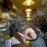 EL 32% de los españoles acudiría más a los locales de ocio si se prohibiera fumar