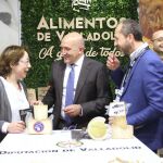 El presidente de la Diputación, Jesús Julio Carnero, visita el stand de Alimentos de Valladolid en la Feria Alimentaria que se celebra en Barcelona