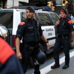 Mossos d'esquadra escoltan a los vehículos de la Guardia Civil que participaban en el registro de la sede de la consellería de Exteriores.