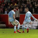 El delantero del Celta de Vigo, Iago Aspas, celebra el gol del empate ante el Sporting de Gijón con su compñaero Carles Planas