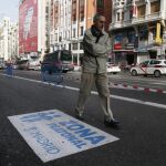 Vista de la zona peatonal de la Gran Vía madrileña por los cortes de tráfico privado del dispositivo de movilidad navideño.