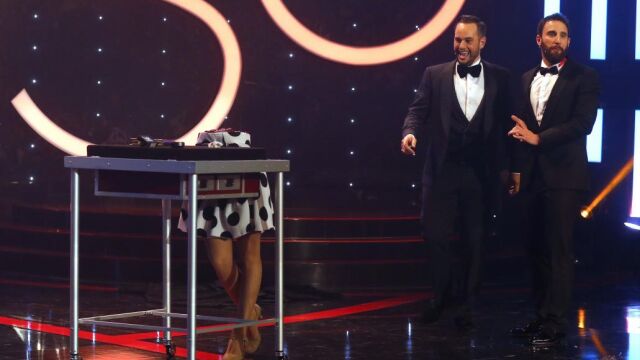 El actor y presentador de la gala, Dani Rovira (d) y el mago Jorge Blas, durante la ceremonia.