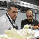 El rockero Loquillo participó en un singular concurso ante un jurado profesional. El cantante catalán se atrevió a hacer unas alubias de Ibeas de Juarros, un plato típico, que volvió a sorprender, esta vez en el certamen «Devora, Burgos»