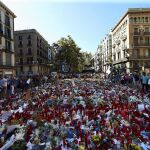 Velas, flores y mensajes de apoyo en recuerdo a las víctimas del atentado del pasado jueves