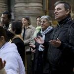 Católicos rezan en el interior de la Iglesia del Santo Sepulcro durante una misa matutina por Semana Santa, en Jerusalén.