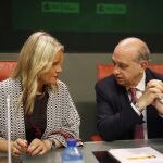 Jorge Fernández Díaz conversa con la presidenta de la Fundación Víctimas del Terrorismo (FVT), Mari Mar Blanco
