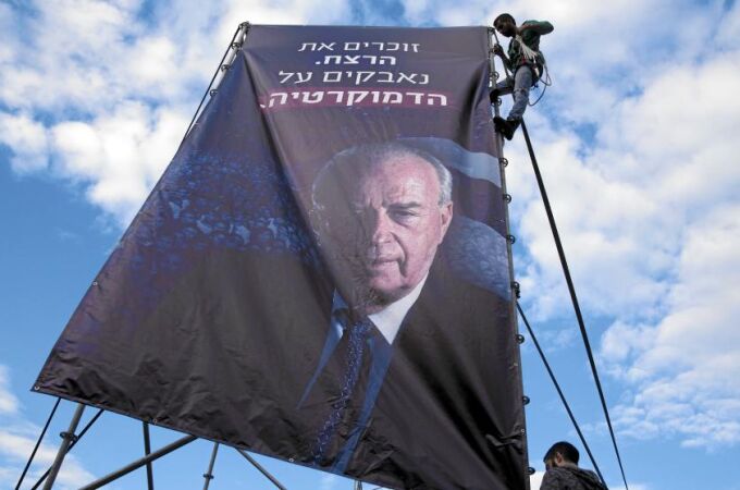 Una imagen del ex primer ministro israelí Isaac Rabin es colocada en una céntrica plaza de Tel Aviv