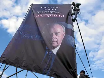 Una imagen del ex primer ministro israelí Isaac Rabin es colocada en una céntrica plaza de Tel Aviv Una imagen del ex primer ministro israelí Isaac Rabin es colocada en una céntrica plaza de Tel Aviv
