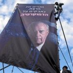 Una imagen del ex primer ministro israelí Isaac Rabin es colocada en una céntrica plaza de Tel Aviv