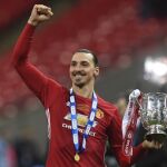 Zlatan Ibrahimovic con el trofeo de la Copa de la Liga (EFL Cup)