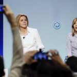 La secretaria general del Partido Popular, María Dolores Cospedal, junto a la presidenta de Nuevas Generaciones del PP de Madrid, Ana Isabel Pérez (d).