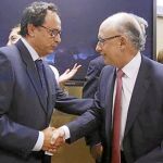 El conseller de Hacienda, Vicent Soler, saluda al ministro del ramo, Cristóbal Montoro, durante un CPFF