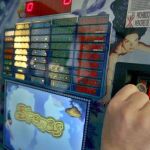 Un jugador en un máquina tragaperras