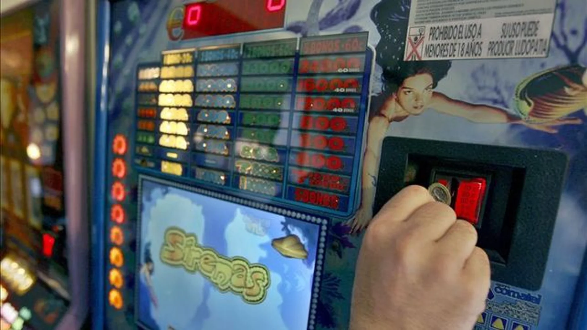Un jugador en un máquina tragaperras