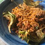 Espaguettis con salchichas rotas y alcachofas