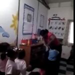 Una profesora de guardería pone inyecciones a los niños que se portan mal