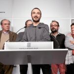 El diputado de la CUP Albert Botran, ayer, durante la rueda de prensa que ofreció la formación anticapitalista en el Parlament
