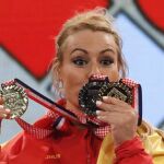 La española Lidia Valentín besa las medallas obtenidas en el podio de los Campeonatos de Europa de halterofilia