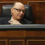 El ministro de Hacienda, Cristóbal Montoro, esta tarde en el pleno del Congreso.