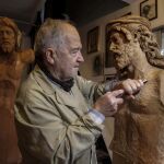 IMAGINERO Y RESTAURADOR. Luis Álvarez Duarte, trabajando en su taller de la localidad sevillana de Gines