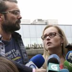 Los padres de Andrea atienden a los medios de comunicación a las puertas del hospital