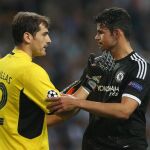 Iker Casillas y Diego Costa se saludan al final del partido