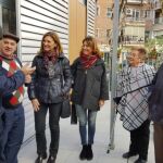 La parlamentaria popular Alicia Martínez -tercera por la izquierda- habla con unos vecinos