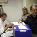 El presidente de CDC, Artur Mas, junto su esposa, Helena Rakòsnik, ejerce su voto en una de las mesas de votación en el "supersábado", la jornada en la que Convergència Democràtica de Catalunya (CDC) celebra sus primeras primarias