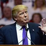 El candidato presidencial por el partido republicano Donald Trump habla ante los asistentes