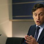 El portavoz del Partido popular en el Congreso, Rafael Hernando, durante la rueda de prensa posterior a la reunión de la Junta de Portavoces celebrada hoy en la Cámara Baja