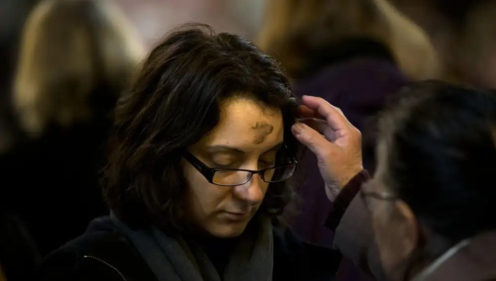 Una mujer recibe la bendición del Miércoles de Ceniza
