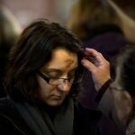 Una mujer recibe la bendición del Miércoles de Ceniza