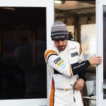 El piloto español de McLaren Fernando Alonso sale de su box durante la primera sesión de entrenamientos libres en el circuito de Montmelo (Barcelona)