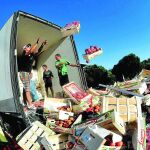 Agricultores franceses lanzan vegetales y frutas españoles de los camiones estacionados en Gallargues le Montueux, cerca de Nimes, Francia
