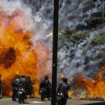 Explosión en medio de varios policías motorizados hoy, domingo 30 de julio de 2017, en inmediaciones de la Plaza Altamira de Caracas.