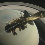 Ilustración cedida sin fechar de la NASA que muestra la nave Cassini que se dispone a adentrarse en la órbita del planeta Saturno y sus anillos interiores como parte final de su misión espacial, que se pretende ocurra el próximo 27 de abril