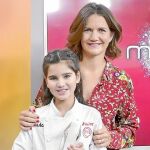 Paula, la ganadora de «Masterchef Junior 4», junto a Vallejo-Nágera