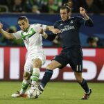 En jugador del Wolfsburg, Ricardo Rodriguez y el jugador del Real Madrid, Gareth Bale