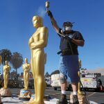 Un trabajador ultima una de las estatuillas que estarán en la alfombra roja