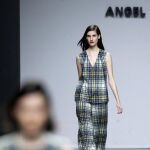 Una modelo luce uno de los diseños para el otoño-invierno 2016-17 de Ángel Schlesser, en la segunda jornada de la 63 edición de la Mercedes-Benz Fashion Week Madrid que se celebra hasta el 23 de febrero en el recinto ferial de Ifema