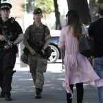 Un soldado y un policía armado patrullan en Londres