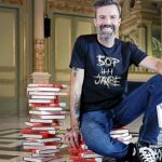 Pau Donés ayer en el Gran Teatro del Liceo junto a ejemplares de su primer libro