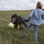 Petra Laszlo, en el momento de agredir a un refugiado en la frontera serbia