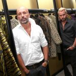 Arnaud Maillard, con camisa blanca, y Álvaro Castejón, creativos de Alvarno