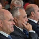 Los ex presidentes Chaves y Griñán, con Zarrías al fondo, durante la tercera sesión del juicio en la Audiencia de Sevilla