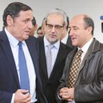 Sáez Aguado escucha al coordinador del proyecto, Jesús María Hernandez, en presencia del rector Daniel Hernández