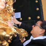 La cantante María del Monte durante las procesiones de Jueves Santo en la Semana Santa de Sevilla
