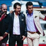 El director Kike Maillo (c), junto a los actores Mario Casas (d) y Luis Tosar, posan en el puerto malagueño, tras presentar la película "Toro"