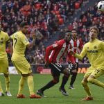 Samu Castillejo (d), del Villarreal, y Williams (2-d), del Athletic Club, durante el partido de ida de octavos de final de la Copa del Rey.